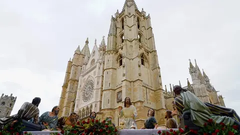 La Sagrada Cena recorre las calles de León. Un acto procesional reflejado en las cámaras de Campillo e Isaac Llamazares.