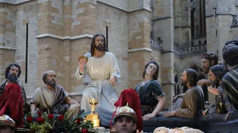La Sagrada Cena recorre las calles de León. Un acto procesional reflejado en las cámaras de Campillo e Isaac Llamazares.