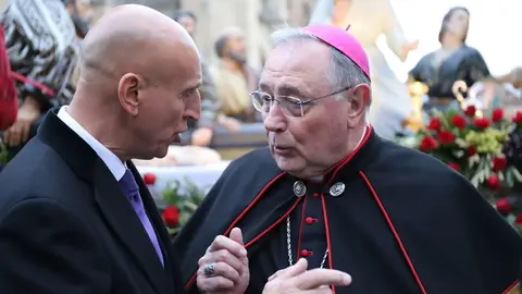 La Sagrada Cena recorre las calles de León. Un acto procesional reflejado en las cámaras de Campillo e Isaac Llamazares.