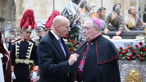La Sagrada Cena recorre las calles de León. Un acto procesional reflejado en las cámaras de Campillo e Isaac Llamazares.