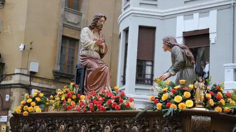 La Sagrada Cena recorre las calles de León. Un acto procesional reflejado en las cámaras de Campillo e Isaac Llamazares.