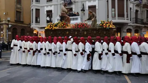 La Sagrada Cena recorre las calles de León. Un acto procesional reflejado en las cámaras de Campillo e Isaac Llamazares.