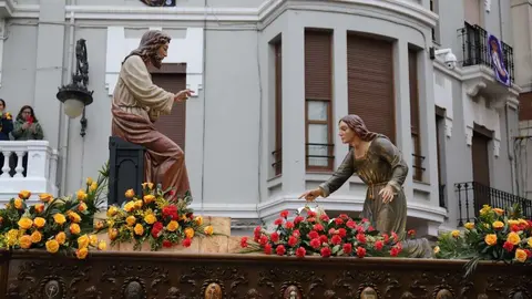 La Sagrada Cena recorre las calles de León. Un acto procesional reflejado en las cámaras de Campillo e Isaac Llamazares.
