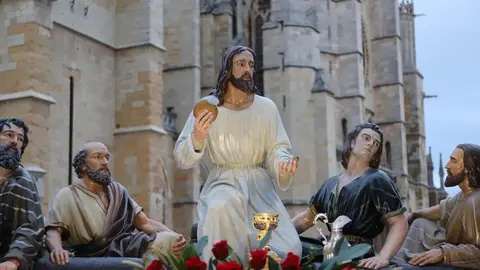 La Sagrada Cena recorre las calles de León. Un acto procesional reflejado en las cámaras de Campillo e Isaac Llamazares.