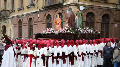 La Sagrada Cena recorre las calles de León. Un acto procesional reflejado en las cámaras de Campillo e Isaac Llamazares.
