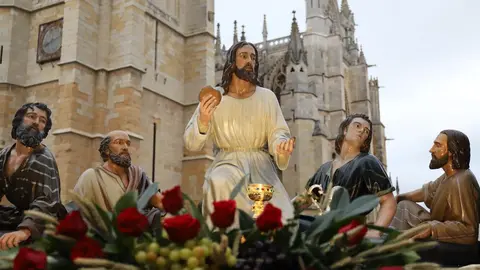 La Sagrada Cena recorre las calles de León. Un acto procesional reflejado en las cámaras de Campillo e Isaac Llamazares.