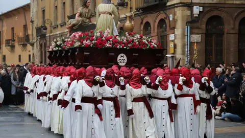 La Sagrada Cena recorre las calles de León. Un acto procesional reflejado en las cámaras de Campillo e Isaac Llamazares.