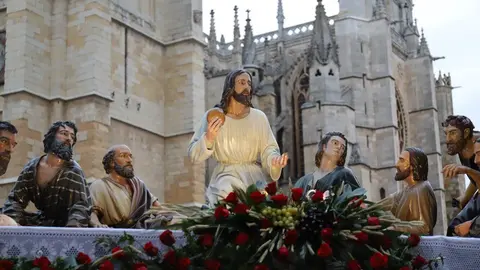 La Sagrada Cena recorre las calles de León. Un acto procesional reflejado en las cámaras de Campillo e Isaac Llamazares.