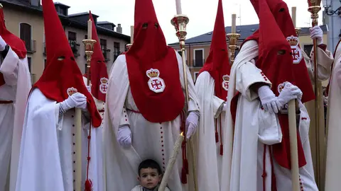 Procesión de la Santa Cena con la liberación de un preso. Foto: César Sánchez.
