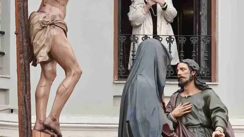 Celebración del acto de 'El Encuentro' en el transcurso de la Procesión de los Pasos de la Cofradía Dulce Nombre de Jesús Nazareno. Foto: Campillo.