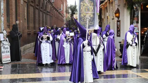 Celebración del acto de ‘El Encuentro’ en el transcurso de la Procesión de los Pasos de la Cofradía Dulce Nombre de Jesús Nazareno. Foto: Isaac Llamazares.