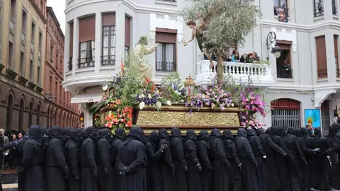 Celebración del acto de ‘El Encuentro’ en el transcurso de la Procesión de los Pasos de la Cofradía Dulce Nombre de Jesús Nazareno. Foto: Isaac Llamazares.