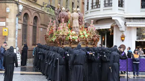 Celebración del acto de ‘El Encuentro’ en el transcurso de la Procesión de los Pasos de la Cofradía Dulce Nombre de Jesús Nazareno. Foto: Isaac Llamazares.