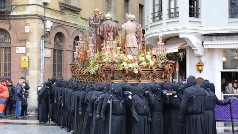 Celebración del acto de ‘El Encuentro’ en el transcurso de la Procesión de los Pasos de la Cofradía Dulce Nombre de Jesús Nazareno. Foto: Isaac Llamazares.