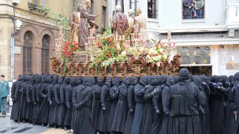 Celebración del acto de ‘El Encuentro’ en el transcurso de la Procesión de los Pasos de la Cofradía Dulce Nombre de Jesús Nazareno. Foto: Isaac Llamazares.