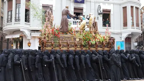 Celebración del acto de ‘El Encuentro’ en el transcurso de la Procesión de los Pasos de la Cofradía Dulce Nombre de Jesús Nazareno. Foto: Isaac Llamazares.