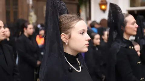 Celebración del acto de ‘El Encuentro’ en el transcurso de la Procesión de los Pasos de la Cofradía Dulce Nombre de Jesús Nazareno. Foto: Isaac Llamazares.