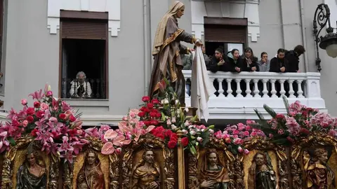 Celebración del acto de ‘El Encuentro’ en el transcurso de la Procesión de los Pasos de la Cofradía Dulce Nombre de Jesús Nazareno. Foto: Isaac Llamazares.