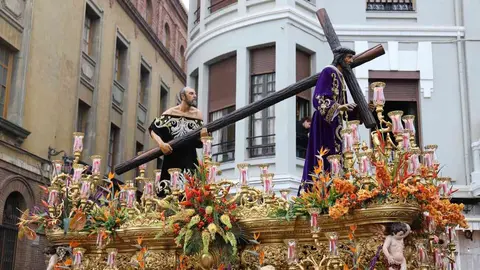 Celebración del acto de ‘El Encuentro’ en el transcurso de la Procesión de los Pasos de la Cofradía Dulce Nombre de Jesús Nazareno. Foto: Isaac Llamazares.