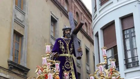 Celebración del acto de ‘El Encuentro’ en el transcurso de la Procesión de los Pasos de la Cofradía Dulce Nombre de Jesús Nazareno. Foto: Isaac Llamazares.
