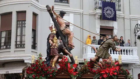 Celebración del acto de ‘El Encuentro’ en el transcurso de la Procesión de los Pasos de la Cofradía Dulce Nombre de Jesús Nazareno. Foto: Isaac Llamazares.