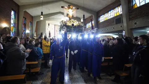 La Hermandad del Cristo de los Mineros de Caboalles de Abajo, en el municipio de Villablino (León), celebra su procesión, con la entrada del Cristo al Pozo María y recuerdo a los cinco mineros fallecidos en el accidente en la mina de Cerredo (Asturias). Foto: César Sánchez.