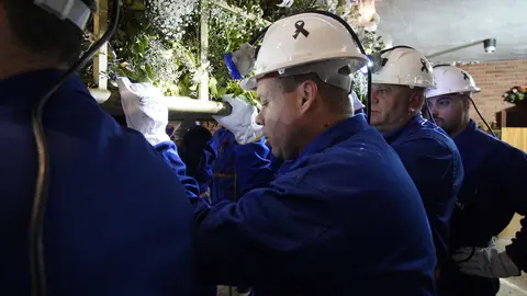 La Hermandad del Cristo de los Mineros de Caboalles de Abajo, en el municipio de Villablino (León), celebra su procesión, con la entrada del Cristo al Pozo María y recuerdo a los cinco mineros fallecidos en el accidente en la mina de Cerredo (Asturias). Foto: César Sánchez.
