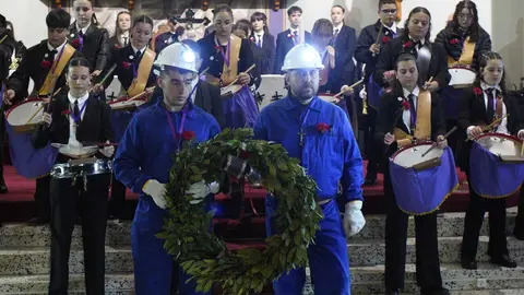 La Hermandad del Cristo de los Mineros de Caboalles de Abajo, en el municipio de Villablino (León), celebra su procesión, con la entrada del Cristo al Pozo María y recuerdo a los cinco mineros fallecidos en el accidente en la mina de Cerredo (Asturias). Foto: César Sánchez.