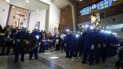 La Hermandad del Cristo de los Mineros de Caboalles de Abajo, en el municipio de Villablino (León), celebra su procesión, con la entrada del Cristo al Pozo María y recuerdo a los cinco mineros fallecidos en el accidente en la mina de Cerredo (Asturias). Foto: César Sánchez.