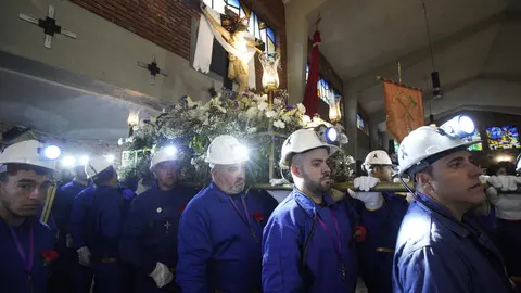 La Hermandad del Cristo de los Mineros de Caboalles de Abajo, en el municipio de Villablino (León), celebra su procesión, con la entrada del Cristo al Pozo María y recuerdo a los cinco mineros fallecidos en el accidente en la mina de Cerredo (Asturias). Foto: César Sánchez.