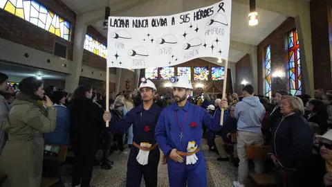 La Hermandad del Cristo de los Mineros de Caboalles de Abajo, en el municipio de Villablino (León), celebra su procesión, con la entrada del Cristo al Pozo María y recuerdo a los cinco mineros fallecidos en el accidente en la mina de Cerredo (Asturias). Foto: César Sánchez.