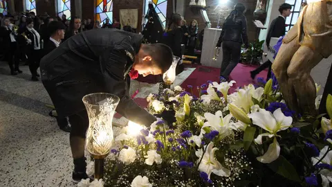 La Hermandad del Cristo de los Mineros de Caboalles de Abajo, en el municipio de Villablino (León), celebra su procesión, con la entrada del Cristo al Pozo María y recuerdo a los cinco mineros fallecidos en el accidente en la mina de Cerredo (Asturias). Foto: César Sánchez.
