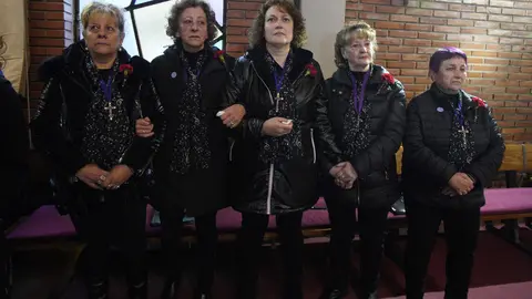 La Hermandad del Cristo de los Mineros de Caboalles de Abajo, en el municipio de Villablino (León), celebra su procesión, con la entrada del Cristo al Pozo María y recuerdo a los cinco mineros fallecidos en el accidente en la mina de Cerredo (Asturias). Foto: César Sánchez.