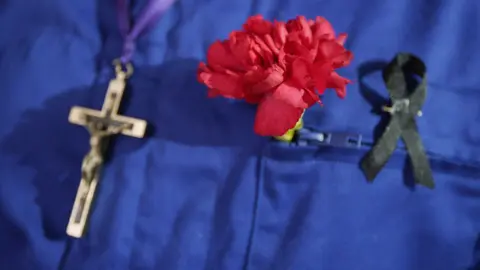 La Hermandad del Cristo de los Mineros de Caboalles de Abajo, en el municipio de Villablino (León), celebra su procesión, con la entrada del Cristo al Pozo María y recuerdo a los cinco mineros fallecidos en el accidente en la mina de Cerredo (Asturias). Foto: César Sánchez.
