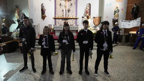 La Hermandad del Cristo de los Mineros de Caboalles de Abajo, en el municipio de Villablino (León), celebra su procesión, con la entrada del Cristo al Pozo María y recuerdo a los cinco mineros fallecidos en el accidente en la mina de Cerredo (Asturias). Foto: César Sánchez.