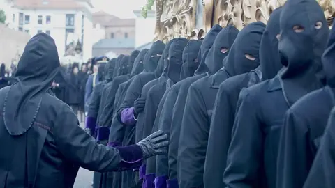 Celebración de la Procesión del Santo Entierro, organizada por la Real Cofradía Santísimo Sacramento de Minerva y La Santa Vera Cruz, en la que participan diferentes autoridades. Foto: Campillo.