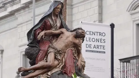 Celebración de la Procesión del Santo Entierro, organizada por la Real Cofradía Santísimo Sacramento de Minerva y La Santa Vera Cruz, en la que participan diferentes autoridades. Foto: Campillo.