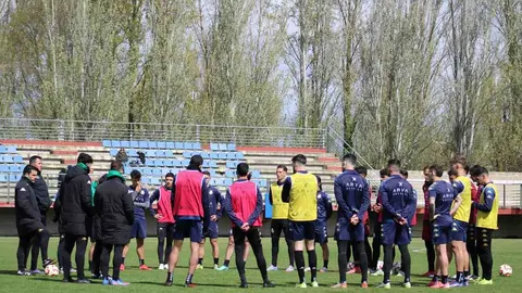 Raúl Llona no esconde la trascendencia del encuentro de este domingo (19:00 horas) frente al Nàstic de Tarragona. El técnico de la Cultural y Deportiva Leonesa ha querido poner el foco en el presente más inmediato y lanzar un mensaje de unidad, optimismo y confianza. La Cultural ha entrenado este sábado con el apoyo de la afición. Fotos: CyDLeonesa