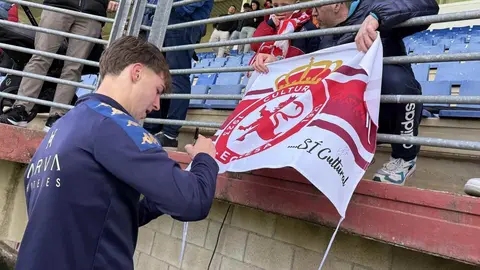 Raúl Llona no esconde la trascendencia del encuentro de este domingo (19:00 horas) frente al Nàstic de Tarragona. El técnico de la Cultural y Deportiva Leonesa ha querido poner el foco en el presente más inmediato y lanzar un mensaje de unidad, optimismo y confianza. La Cultural ha entrenado este sábado con el apoyo de la afición. Fotos: CyDLeonesa