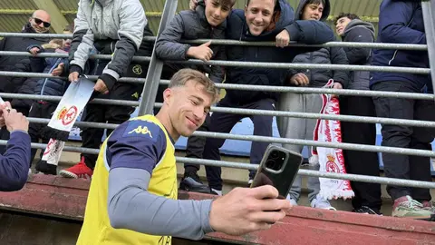 Raúl Llona no esconde la trascendencia del encuentro de este domingo (19:00 horas) frente al Nàstic de Tarragona. El técnico de la Cultural y Deportiva Leonesa ha querido poner el foco en el presente más inmediato y lanzar un mensaje de unidad, optimismo y confianza. La Cultural ha entrenado este sábado con el apoyo de la afición. Fotos: CyDLeonesa