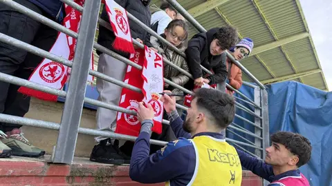 Raúl Llona no esconde la trascendencia del encuentro de este domingo (19:00 horas) frente al Nàstic de Tarragona. El técnico de la Cultural y Deportiva Leonesa ha querido poner el foco en el presente más inmediato y lanzar un mensaje de unidad, optimismo y confianza. La Cultural ha entrenado este sábado con el apoyo de la afición. Fotos: CyDLeonesa