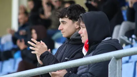Raúl Llona no esconde la trascendencia del encuentro de este domingo (19:00 horas) frente al Nàstic de Tarragona. El técnico de la Cultural y Deportiva Leonesa ha querido poner el foco en el presente más inmediato y lanzar un mensaje de unidad, optimismo y confianza. La Cultural ha entrenado este sábado con el apoyo de la afición. Fotos: CyDLeonesa