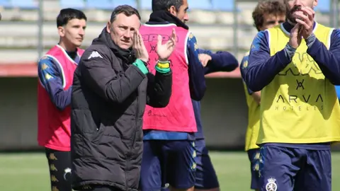 Raúl Llona no esconde la trascendencia del encuentro de este domingo (19:00 horas) frente al Nàstic de Tarragona. El técnico de la Cultural y Deportiva Leonesa ha querido poner el foco en el presente más inmediato y lanzar un mensaje de unidad, optimismo y confianza. La Cultural ha entrenado este sábado con el apoyo de la afición. Fotos: CyDLeonesa