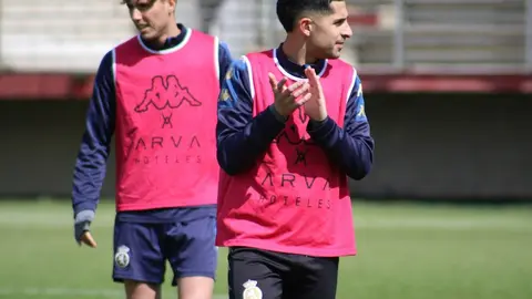 Raúl Llona no esconde la trascendencia del encuentro de este domingo (19:00 horas) frente al Nàstic de Tarragona. El técnico de la Cultural y Deportiva Leonesa ha querido poner el foco en el presente más inmediato y lanzar un mensaje de unidad, optimismo y confianza. La Cultural ha entrenado este sábado con el apoyo de la afición. Fotos: CyDLeonesa