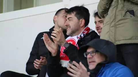 Raúl Llona no esconde la trascendencia del encuentro de este domingo (19:00 horas) frente al Nàstic de Tarragona. El técnico de la Cultural y Deportiva Leonesa ha querido poner el foco en el presente más inmediato y lanzar un mensaje de unidad, optimismo y confianza. La Cultural ha entrenado este sábado con el apoyo de la afición. Fotos: CyDLeonesa