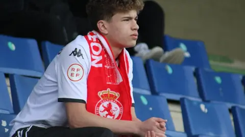 Raúl Llona no esconde la trascendencia del encuentro de este domingo (19:00 horas) frente al Nàstic de Tarragona. El técnico de la Cultural y Deportiva Leonesa ha querido poner el foco en el presente más inmediato y lanzar un mensaje de unidad, optimismo y confianza. La Cultural ha entrenado este sábado con el apoyo de la afición. Fotos: CyDLeonesa