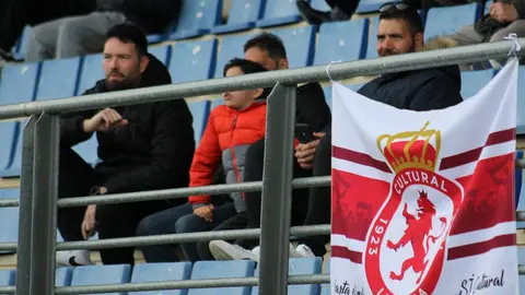 Raúl Llona no esconde la trascendencia del encuentro de este domingo (19:00 horas) frente al Nàstic de Tarragona. El técnico de la Cultural y Deportiva Leonesa ha querido poner el foco en el presente más inmediato y lanzar un mensaje de unidad, optimismo y confianza. La Cultural ha entrenado este sábado con el apoyo de la afición. Fotos: CyDLeonesa