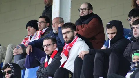Raúl Llona no esconde la trascendencia del encuentro de este domingo (19:00 horas) frente al Nàstic de Tarragona. El técnico de la Cultural y Deportiva Leonesa ha querido poner el foco en el presente más inmediato y lanzar un mensaje de unidad, optimismo y confianza. La Cultural ha entrenado este sábado con el apoyo de la afición. Fotos: CyDLeonesa