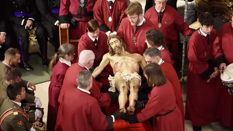 Celebración del acto del Desenclavo de Cristo tras la suspensión de la procesión organizada por la Cofradía del Santo Cristo del Desenclavo. Foto: Campillo.