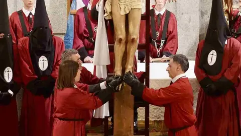Celebración del acto del Desenclavo de Cristo tras la suspensión de la procesión organizada por la Cofradía del Santo Cristo del Desenclavo. Foto: Campillo.